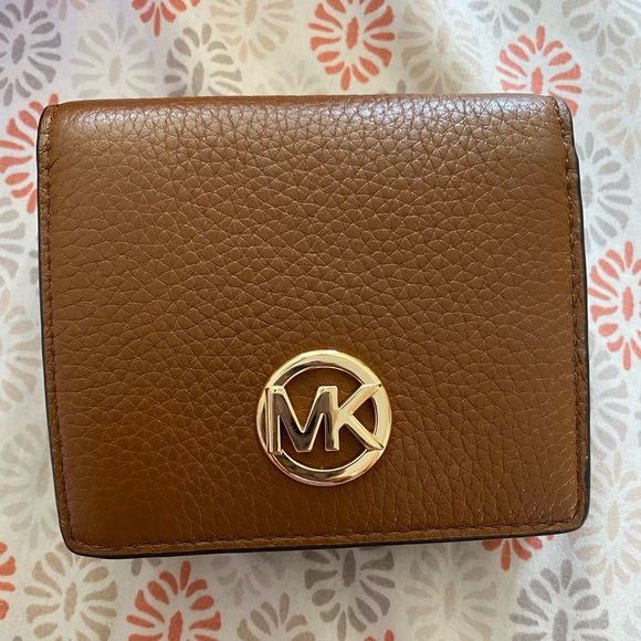 Micheal Kors tan wallet - Picture 1 of 3